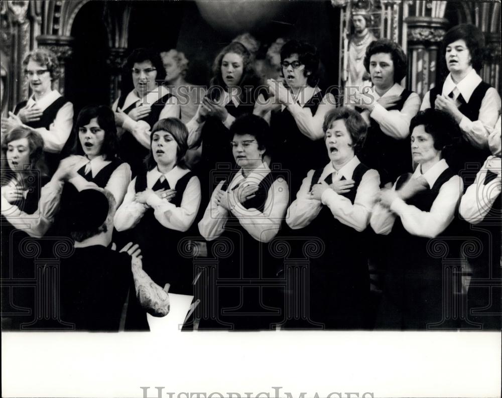 1972 Press Photo Sign-Language Hymn Choir Westminster Abbey - Historic Images