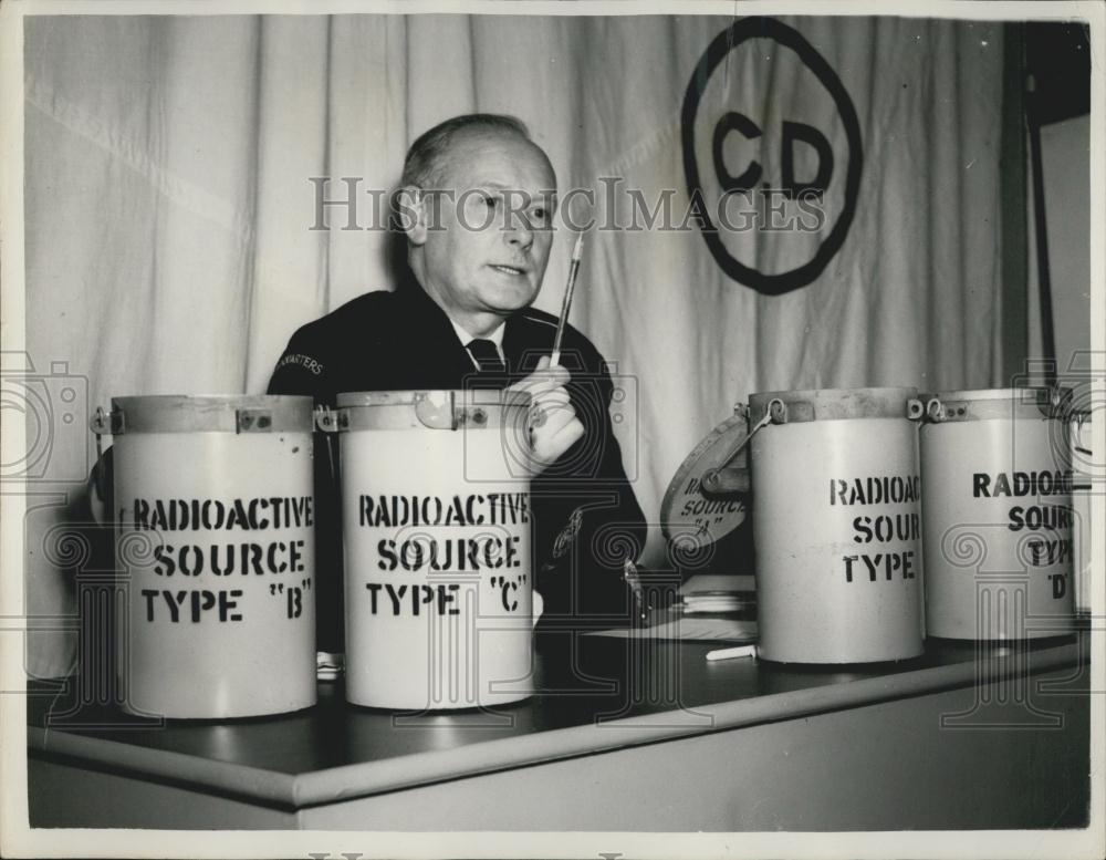 1954 Press Photo Supplies Southwarkfor Atomb Bomb proof fortress in - Historic Images