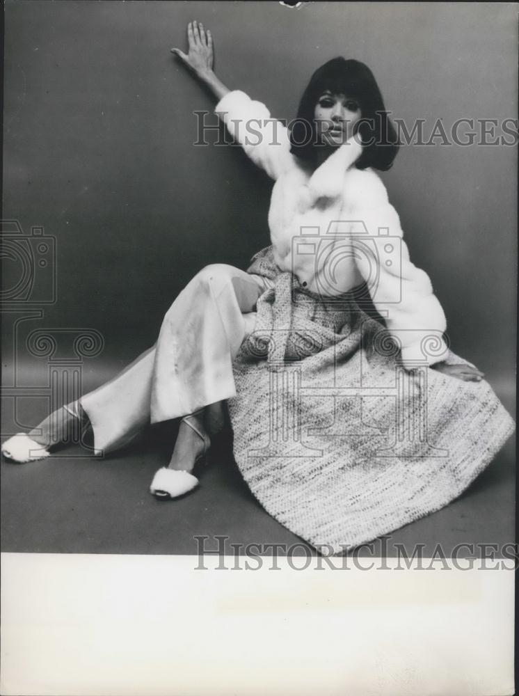 1966 Press Photo Revillon Designer Fashion De Luxe Hostess White Mink Collection - Historic Images