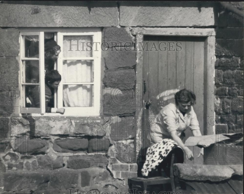 1968 Press Photo Eunice Hadlington Brings Food To Besieged Gunman John James - Historic Images