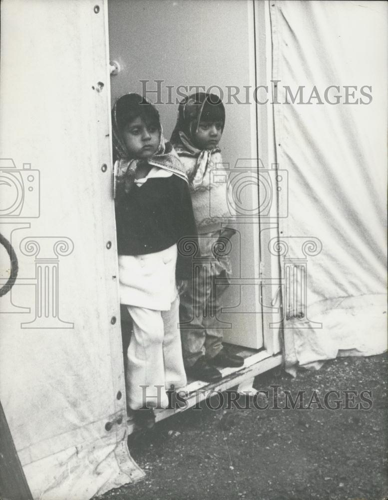 1972 Press Photo Tara Naran Ben Murji Asian Refugee Children Arrive Stansted - Historic Images