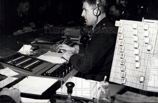 Press Photo Scotland Yard Information Room, London, Police - Historic Images