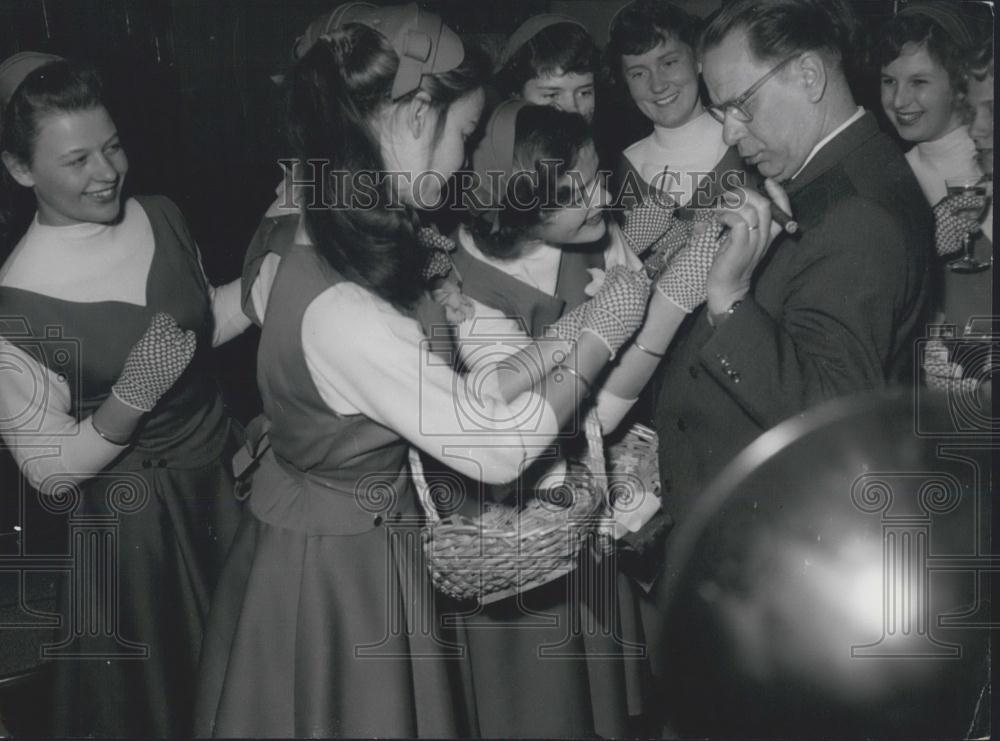 1967 Press Photo Bonn mayor and Dutch girls with flowers - Historic Images