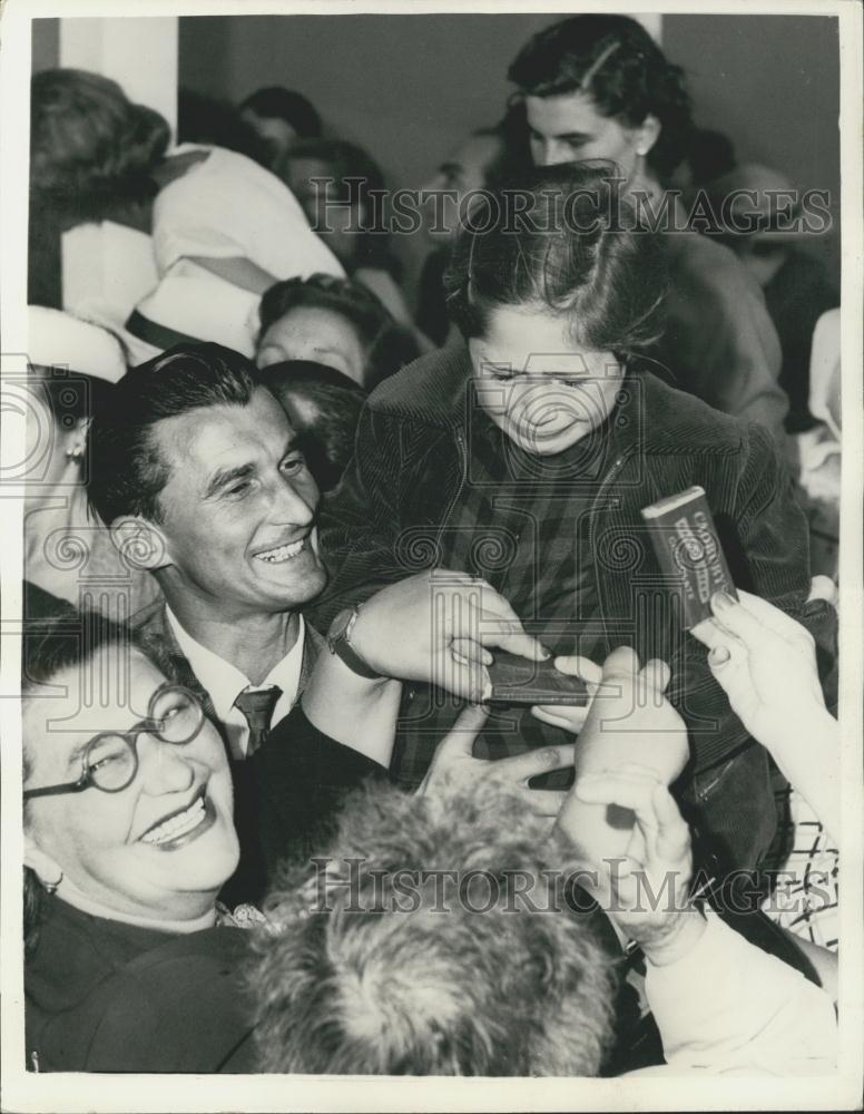 1956 Press Photo Hungarian Girl Crying Arrival Refugee Mascot Airport - Historic Images