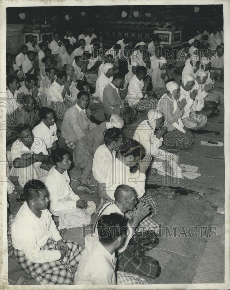1957 Press Photo U nu PM of Burma And Followers Pray For Rain &quot;Shwedagon Pagoda&quot; - Historic Images