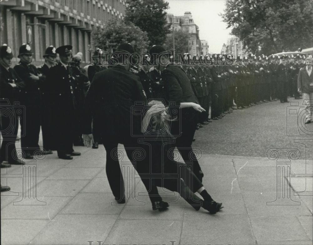 1968 Press Photo Vietnam demonstration in London - Historic Images