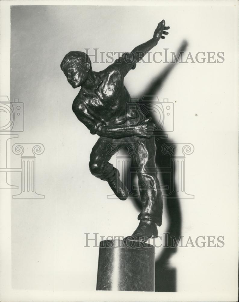 1955 Press Photo Alec Bedser In Bronze. Famous Cricketer by David Wynne - Historic Images