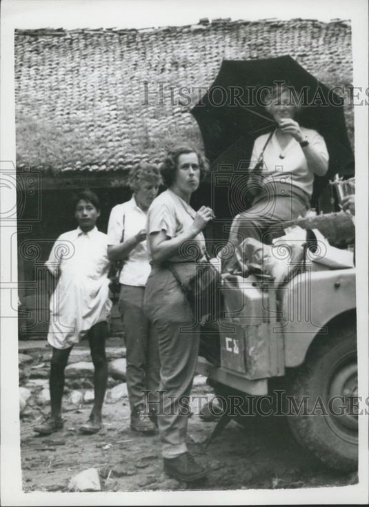 Press Photo Women eat lunch at a car - Historic Images