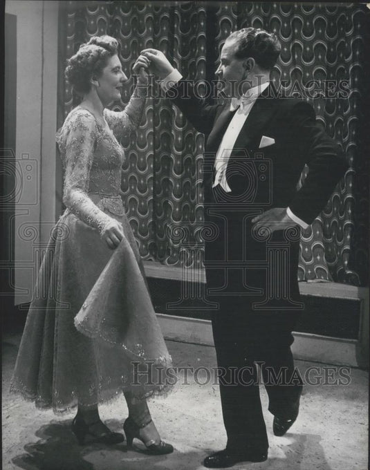 Press Photo The lady completes the turn under the gentleman's arm - Historic Images