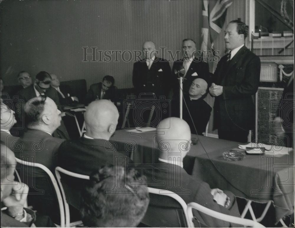 1959 Press Photo Lord St. Oswald Addresses Former Prisoners Nazi Camps London - Historic Images