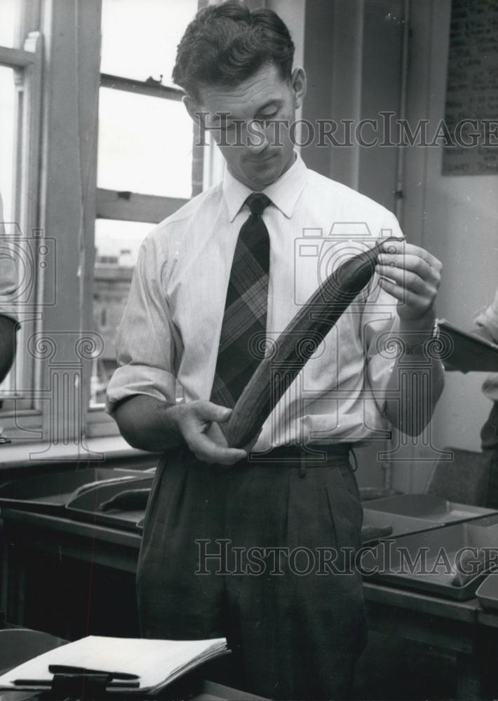 Press Photo A man and a zucchini - Historic Images