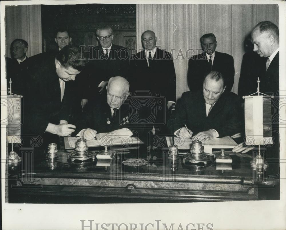 1964 Press Photo Hungarian-Soviet Statement Signing Krushchev Kadar - Historic Images