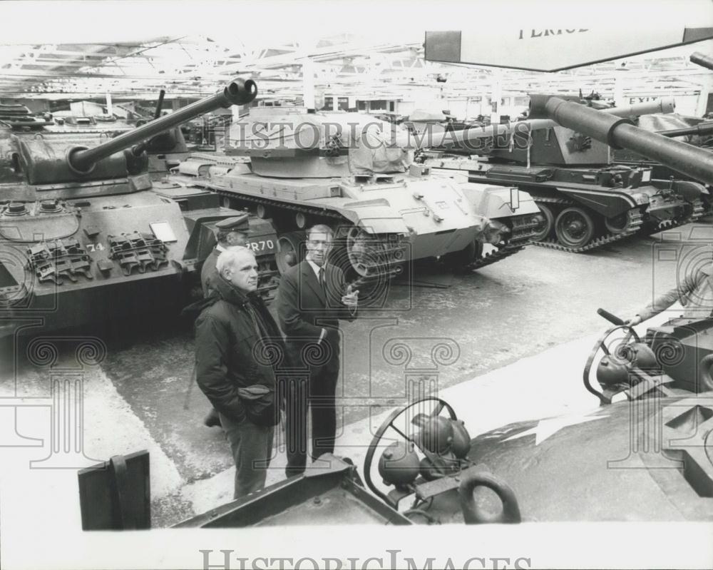 1975 Press Photo P.H. Horden &amp; J Schlesinger and WW II tanks - Historic Images