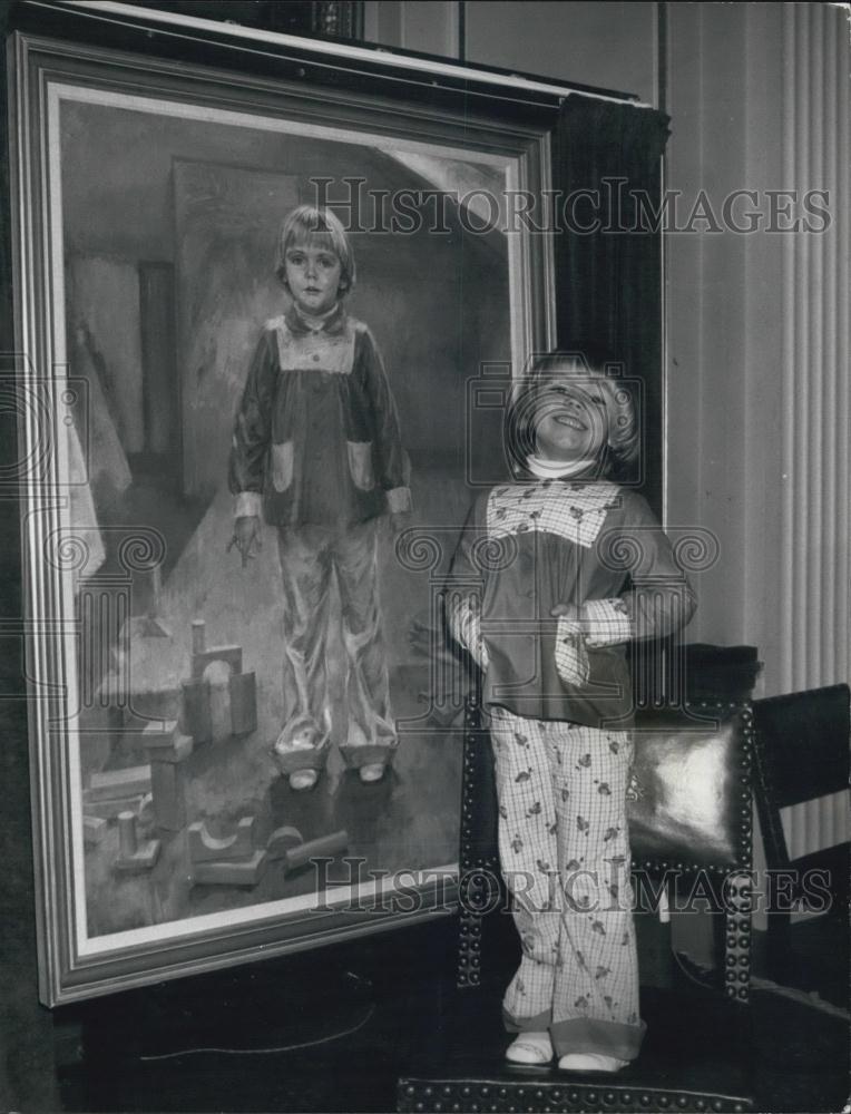 1974 Press Photo Katie Goodwin Miss Pears With Portrait Self June Mendoza - Historic Images