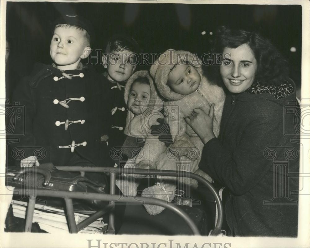 1967 Press Photo Mrs Wozmiak Return to Get Children - Historic Images