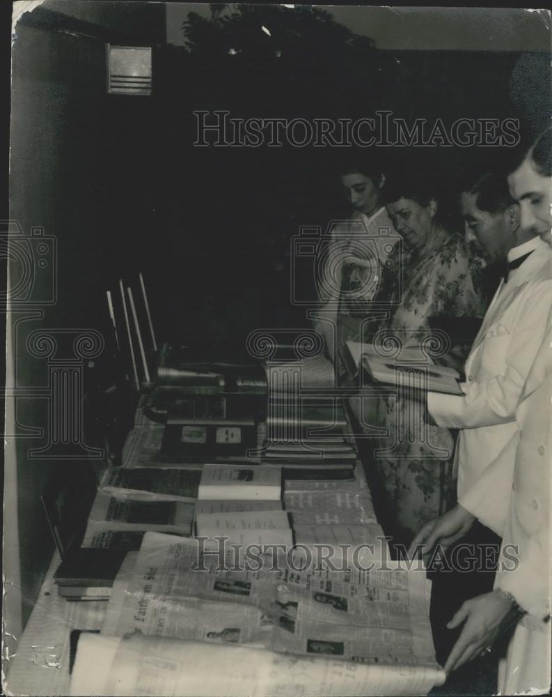 Press Photo Members of the two families looking over books - Historic Images