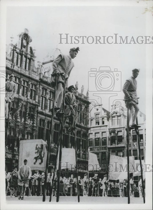 1960 Press Photo Stiltwalkers, Hotel De Ville, Brussels, Belgium - Historic Images