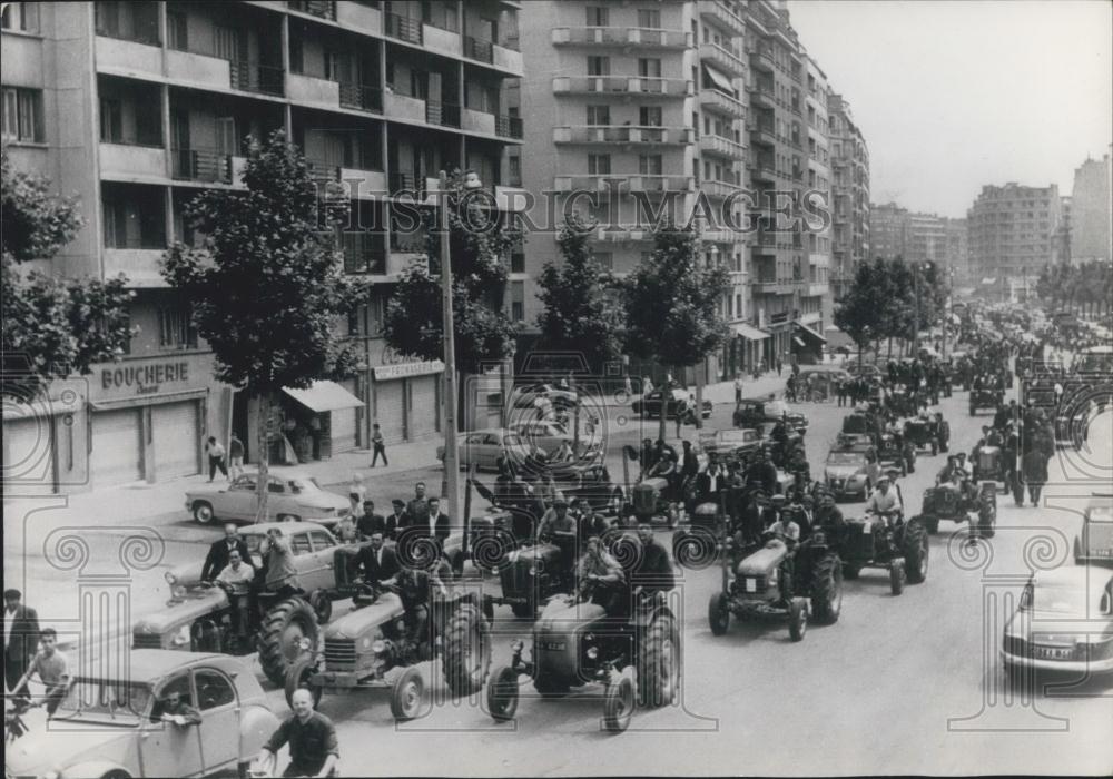 Press Photo Farmers Revolt Spreads Throughout France with Tractors on Grands Blv - Historic Images