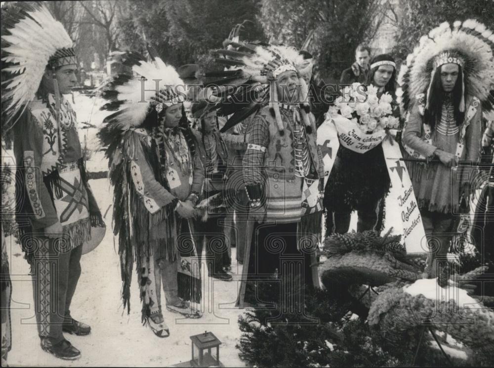 1955 Press Photo Actors dressed as Indians - Historic Images