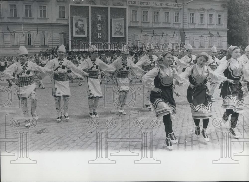 1970 Press Photo Day Of Slav Scrip, Bulgarian Education, Culture, Folk Dances - Historic Images