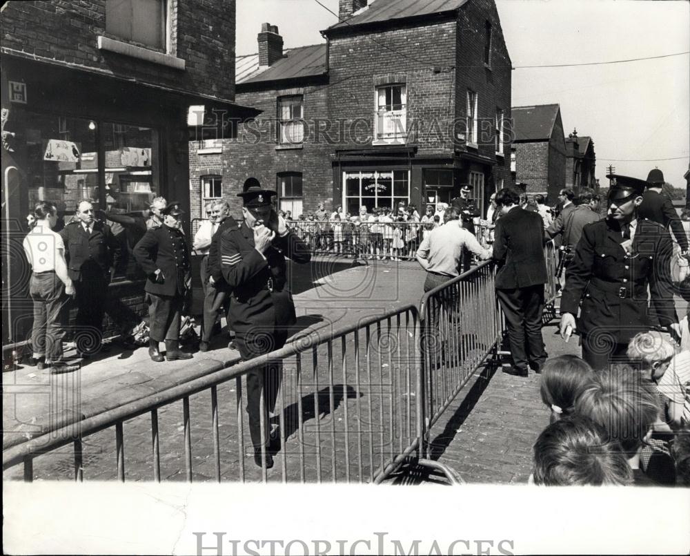 1969 Press Photo Deadly Snake missing from Pet Shop,Crowd in Oeek Street - Historic Images