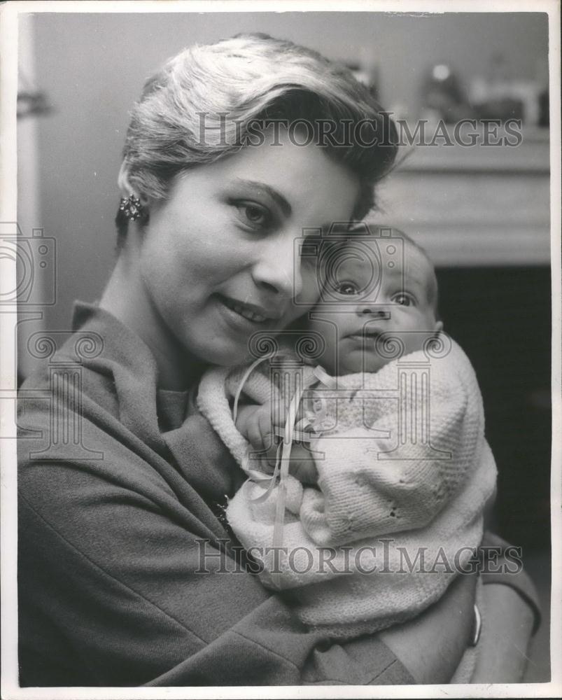 Press Photo Mrs. Hyde White, wife of actor Wilfrid Hyde and new baby - Historic Images