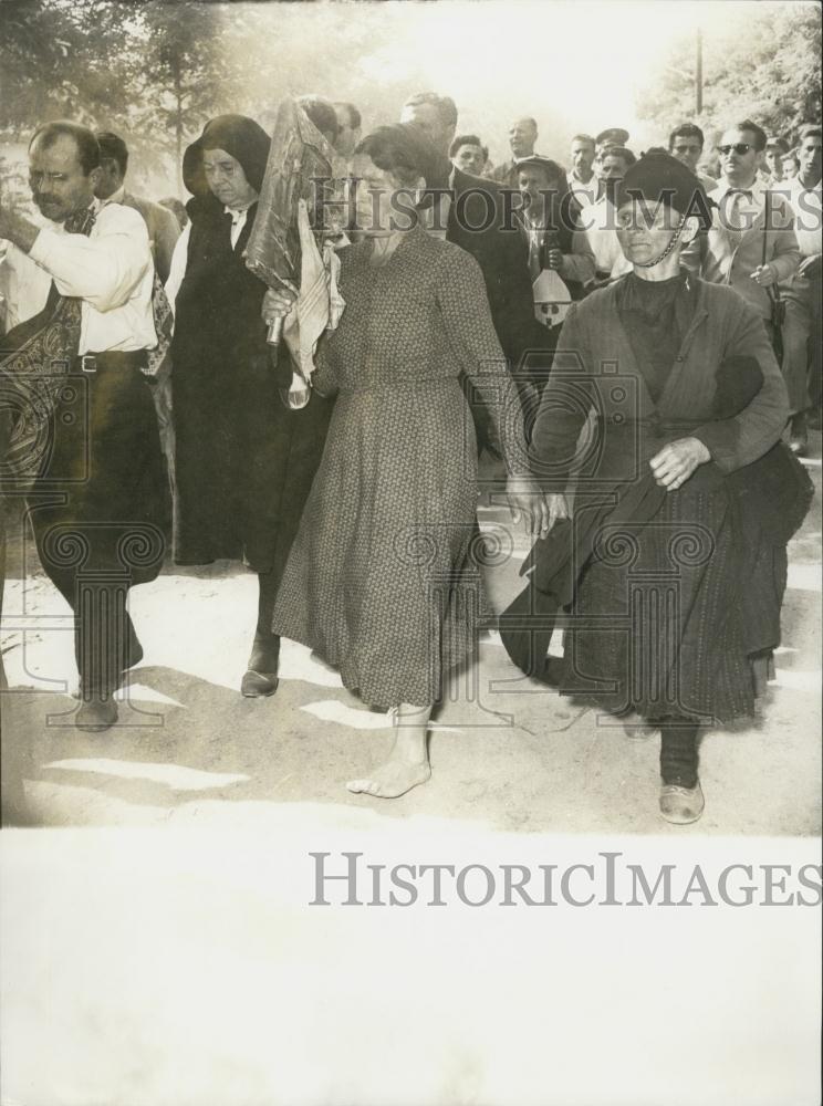 Press Photo Procession for Five Women Walk Hand in Hand-Miss Licuros - Historic Images