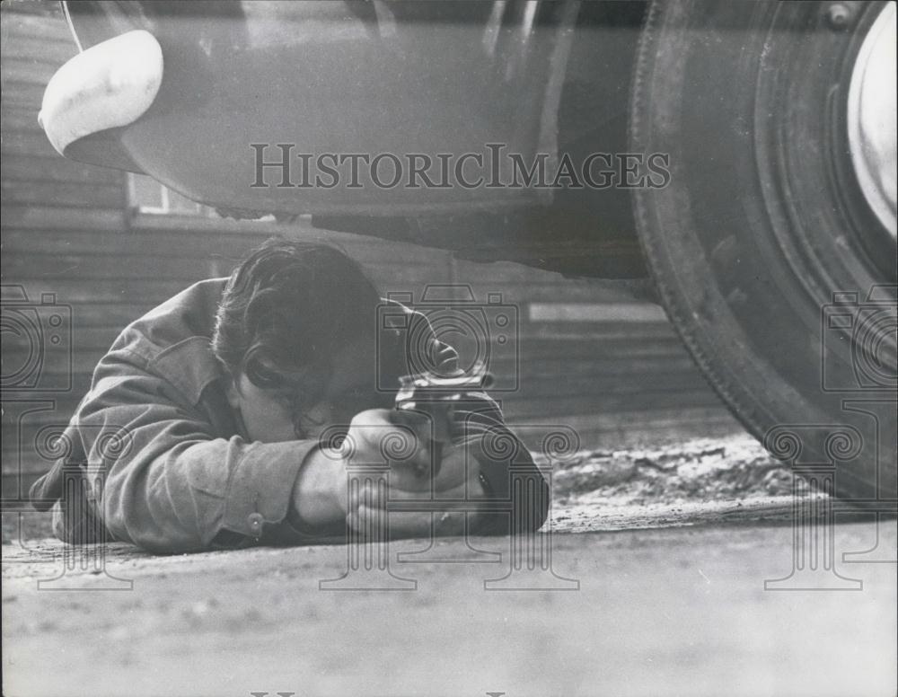 Press Photo P. C. Cheal in police weapons course - Historic Images
