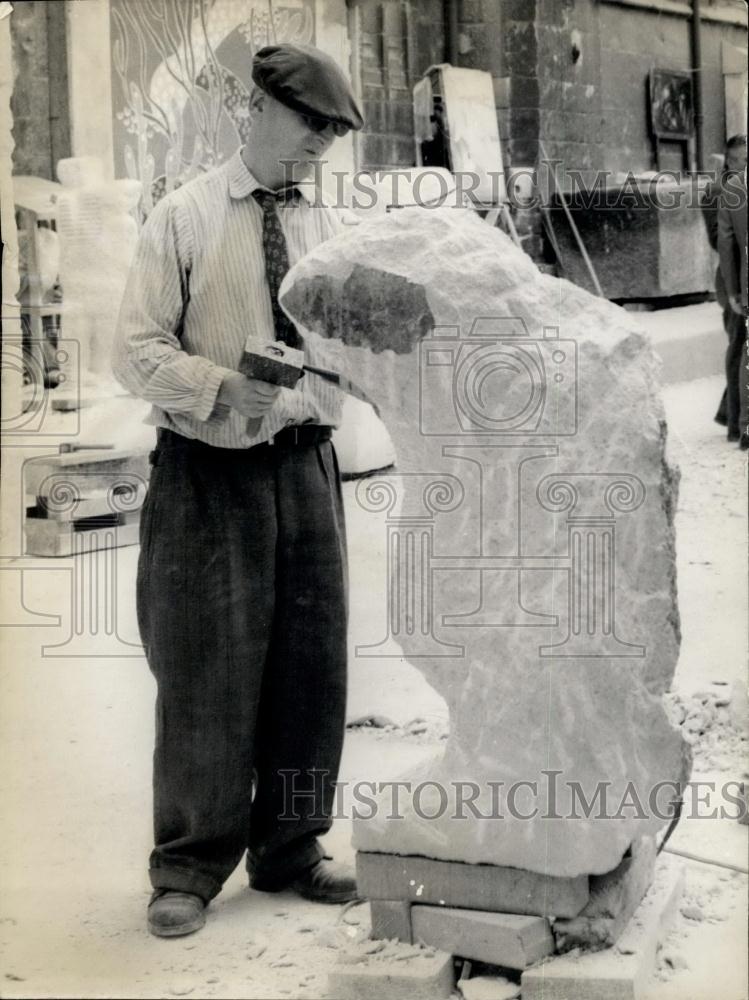 1961 Press Photo Paris Scultor Gestalder, Saint Gervais Church, France - Historic Images