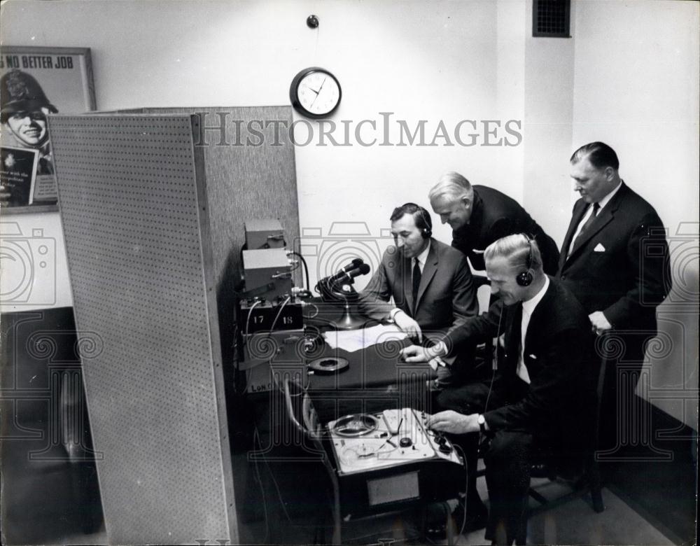 1964 Press Photo Setting Up Scotland Yard Radio Station - Historic Images