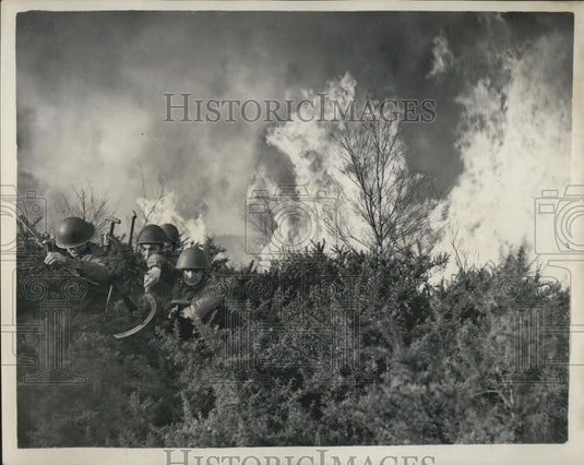 1955 Press Photo Troops fight the enemy - Historic Images