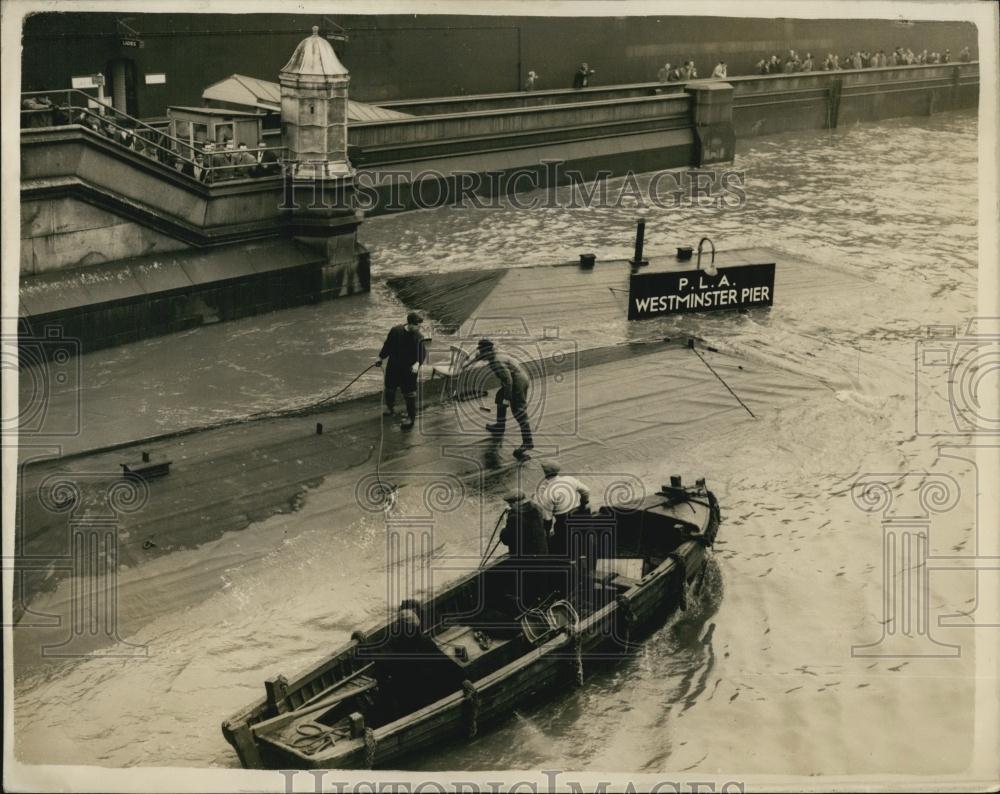 1955 Press Photo Westminster Pier Sinking from a leak - Historic Images