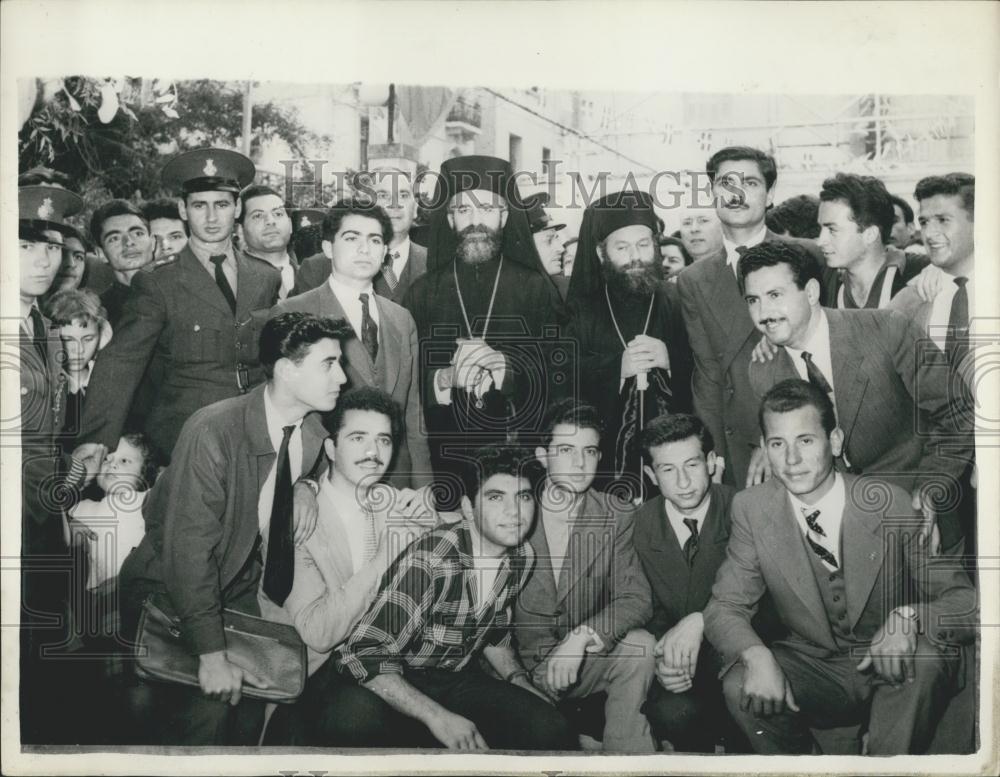 1957 Press Photo Archbishop Makarios lunches with Cypriot students - Historic Images