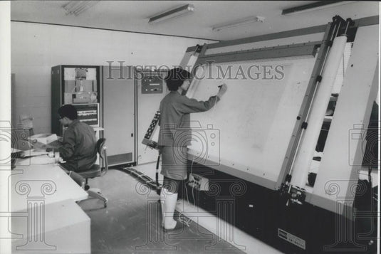 1972 Press Photo Japanese Woman Works On Ship Design Ishikawajima-Harima Heavy - Historic Images