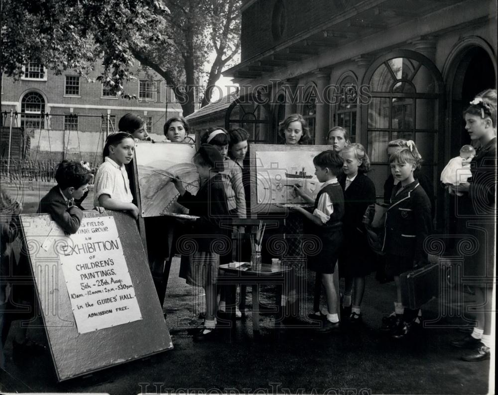 Press Photo Bloombury&#39;s Younger Artists Exhibit Their works - Historic Images