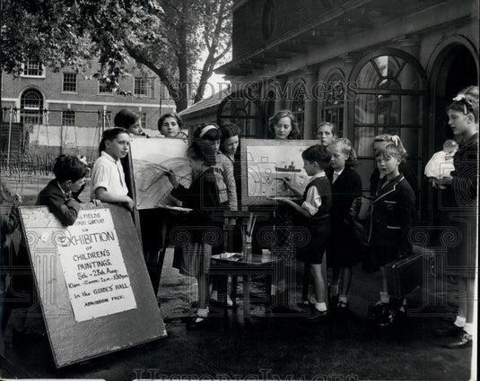 Press Photo Bloombury's Younger Artists Exhibit Their works - Historic Images