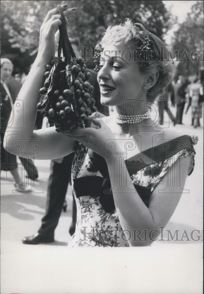 1954 Press Photo Auteeuil mannequin cherry Bag - Historic Images