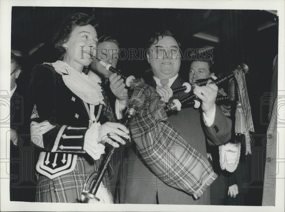 1956 Press Photo Soviet Minister ,George Malenkov &amp; girl bagpipers - Historic Images