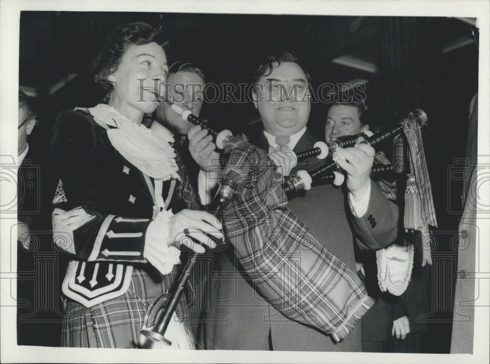 1956 Press Photo Soviet Minister ,George Malenkov & girl bagpipers - Historic Images