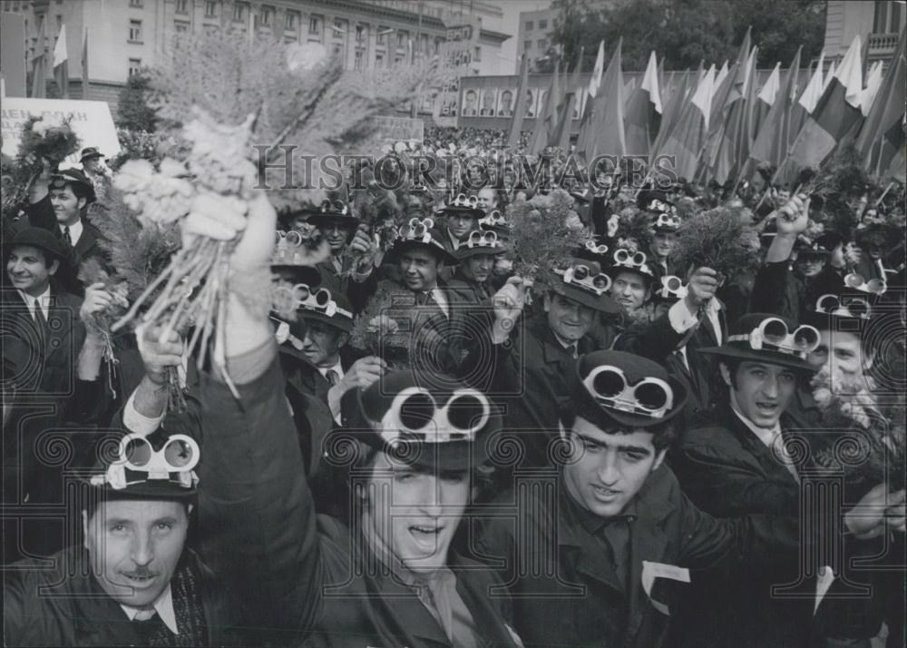 1972 Press Photo May day procession on the September 9th" square in Sofia" - Historic Images