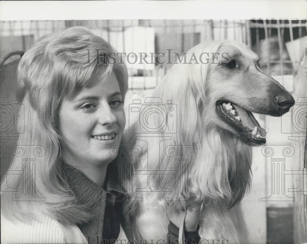 1973 Press Photo Moonswift Mharkus Cream Afgan Hound Owner Susan Bell Cruft&#39;s - Historic Images