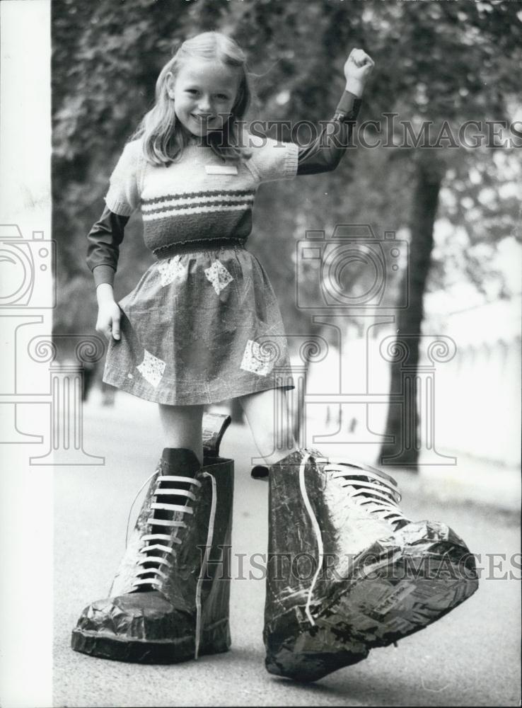 1977 Press Photo Carol Smith &amp; giant size boots - Historic Images