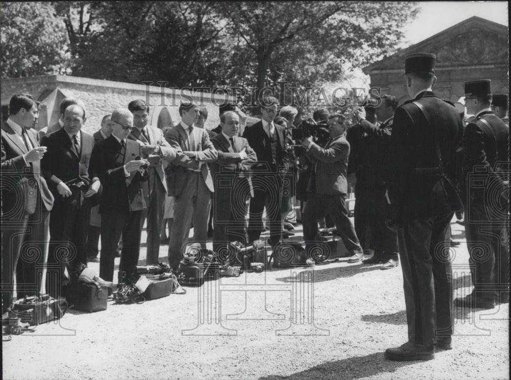 1965 Press Photo Reporters, Anne de France Wedding, Royal Chapel Dreux - Historic Images