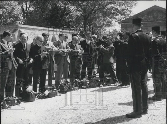 1965 Press Photo Reporters, Anne de France Wedding, Royal Chapel Dreux - Historic Images