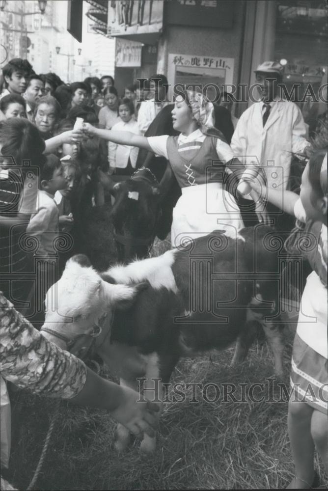 Press Photo Ginza Street Tokyo Japan Milkmaids Hand Out Free Milk - Historic Images