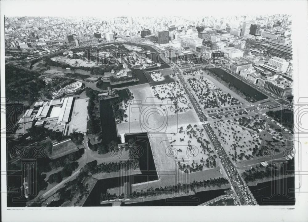 Press Photo Aerial Front Garden of Imperial Palace In Tokyo - Historic Images