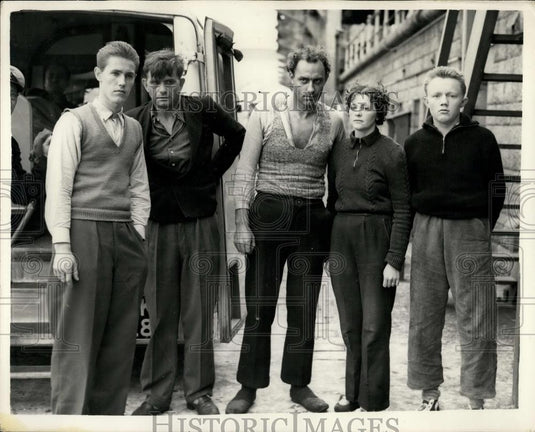 1955 Press Photo Mrs Ina Svenson With Survivors Of Channel Collision Fire - Historic Images