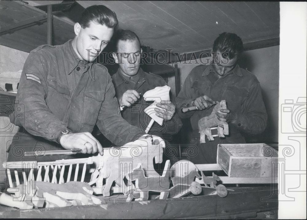 1959 Press Photo German army soldiers make toys for orphans - Historic Images