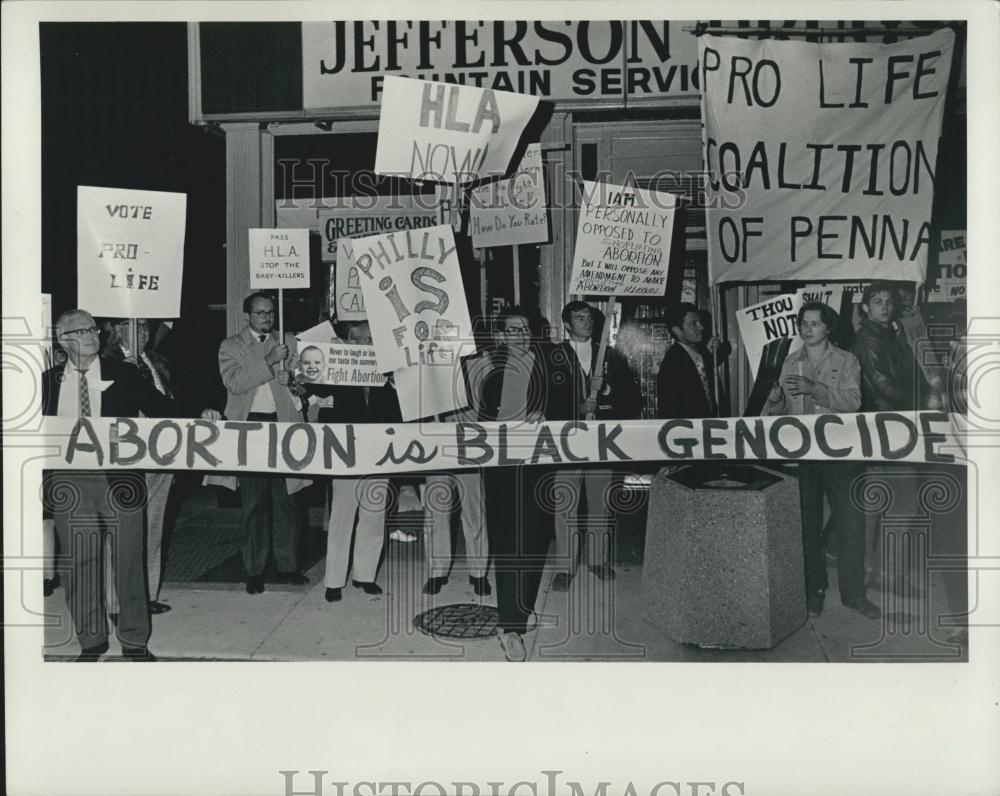 1976 Press Photo Ford-Carter TV Debate - demonstration Philadelphia - Historic Images