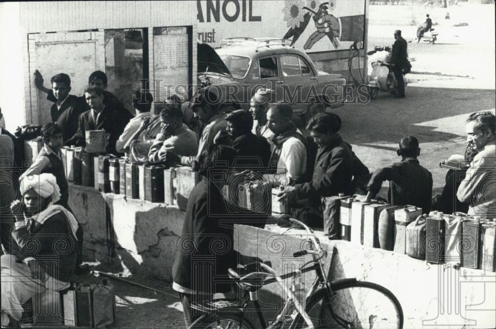 1974 Press Photo New Delhi Waiting in Line for Kerosene Oil - Historic Images